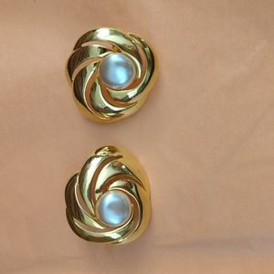 Good tone + faux pearl earrings